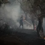 Πύρινος εφιάλτης δίχως τέλος: Τρεις πυροσβέστες νεκροί, εκκενώσεις και μέτωπα 20 χιλιομέτρων