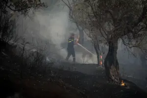 Πύρινος εφιάλτης δίχως τέλος: Τρεις πυροσβέστες νεκροί, εκκενώσεις και μέτωπα 20 χιλιομέτρων