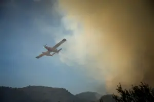 Ήχησε το 112 για εκκένωση του Πλωμαρίου - Εκτός ελέγχου η φωτιά στο Ρέθυμνο - Ριπές ανέμων 125 χλμ την ώρα