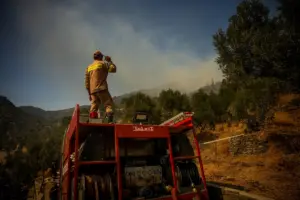 Συναγερμός για τα θυελλώδη μελτέμια: Στο «πορτοκαλί» η μισή χώρα για τον κίνδυνο πυρκαγιάς
