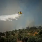 Μαίνεται η φωτιά στην Κόνιτσα – Στη μάχη 85 πυροσβέστες και 5 ελικόπτερα