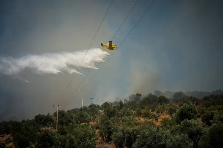 Μαίνεται η φωτιά στην Κόνιτσα – Στη μάχη 85 πυροσβέστες και 5 ελικόπτερα
