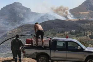 Φωτιά Ρέθυμνο: Καίγεται το φοινικοδάσος στην Πρέβελη
