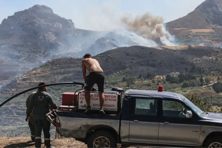 Φωτιά Ρέθυμνο: Καίγεται το φοινικοδάσος στην Πρέβελη