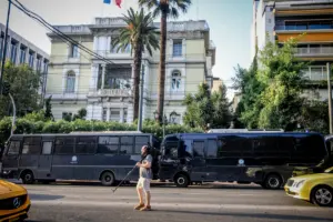 Συναγερμός στη γαλλική πρεσβεία μετά από τηλεφώνημα για βόμβα - Διακοπή κυκλοφορίας στην Ακαδημίας