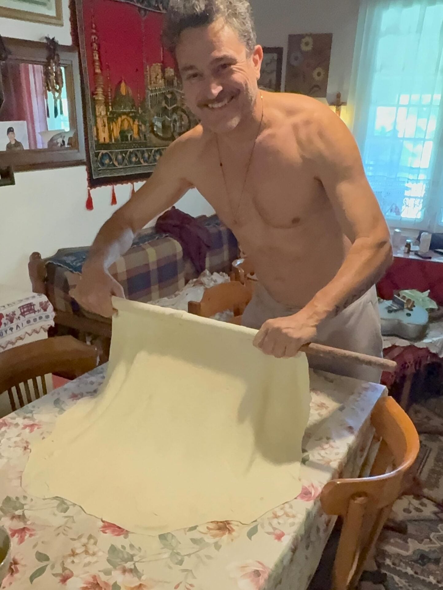 Ο Γιώργος Καραμίχος ανογει φυλλο για πίτα