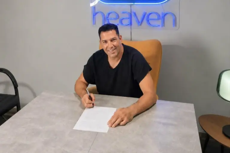 Ο Γρηγόρης Χατζημιχαήλ υπέγραψε στη Heaven Music και ετοιμάζει το hit του καλοκαιριού