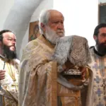 Ο ακούραστος ιερέας που κουβαλά την Αμοργό στην καρδιά του