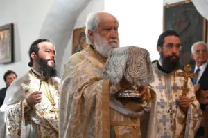 Ο ακούραστος ιερέας που κουβαλά την Αμοργό στην καρδιά του