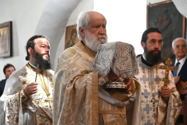 Ο ακούραστος ιερέας που κουβαλά την Αμοργό στην καρδιά του