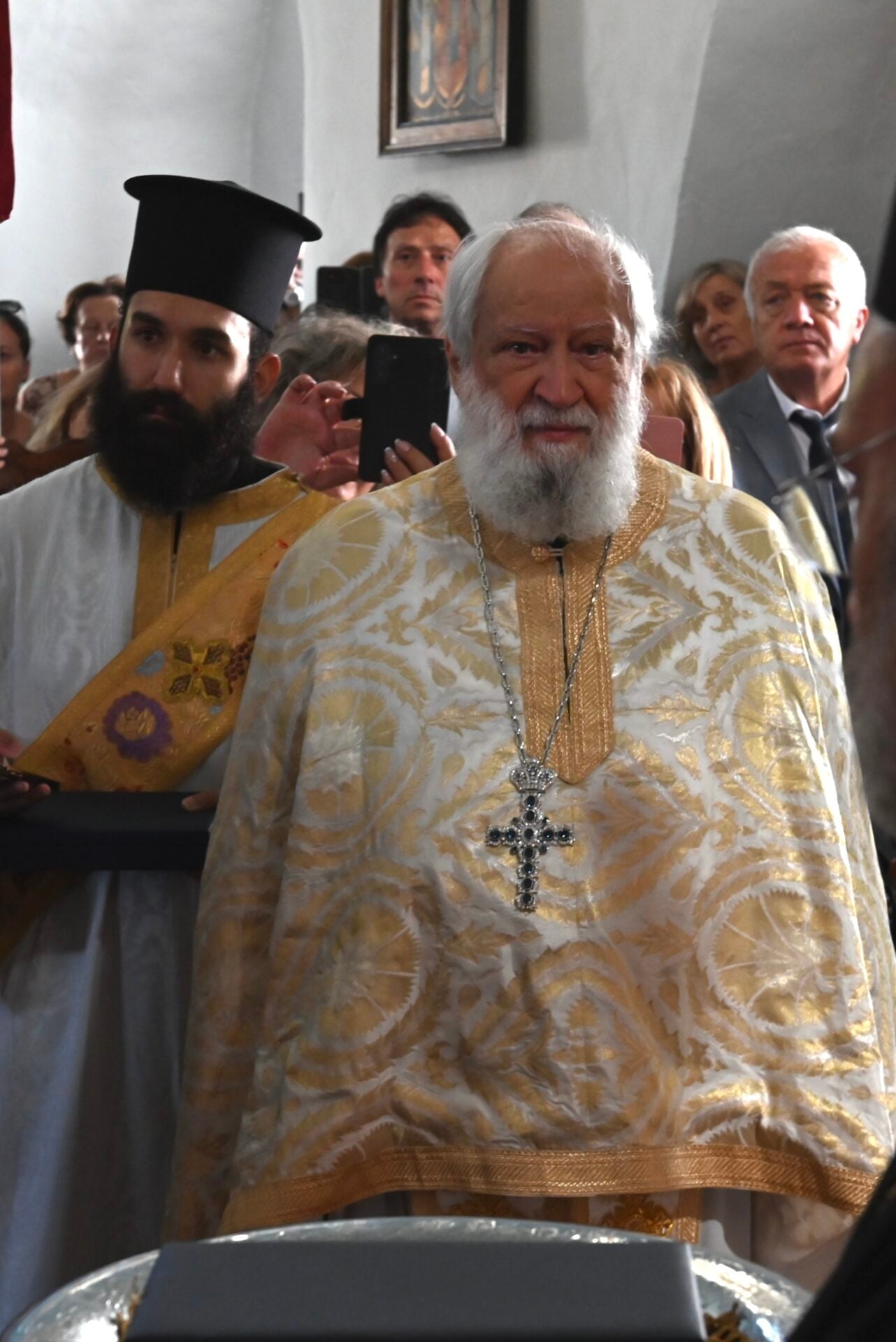 Ο πρωτοπρεσβύτερος χαμογελαστός