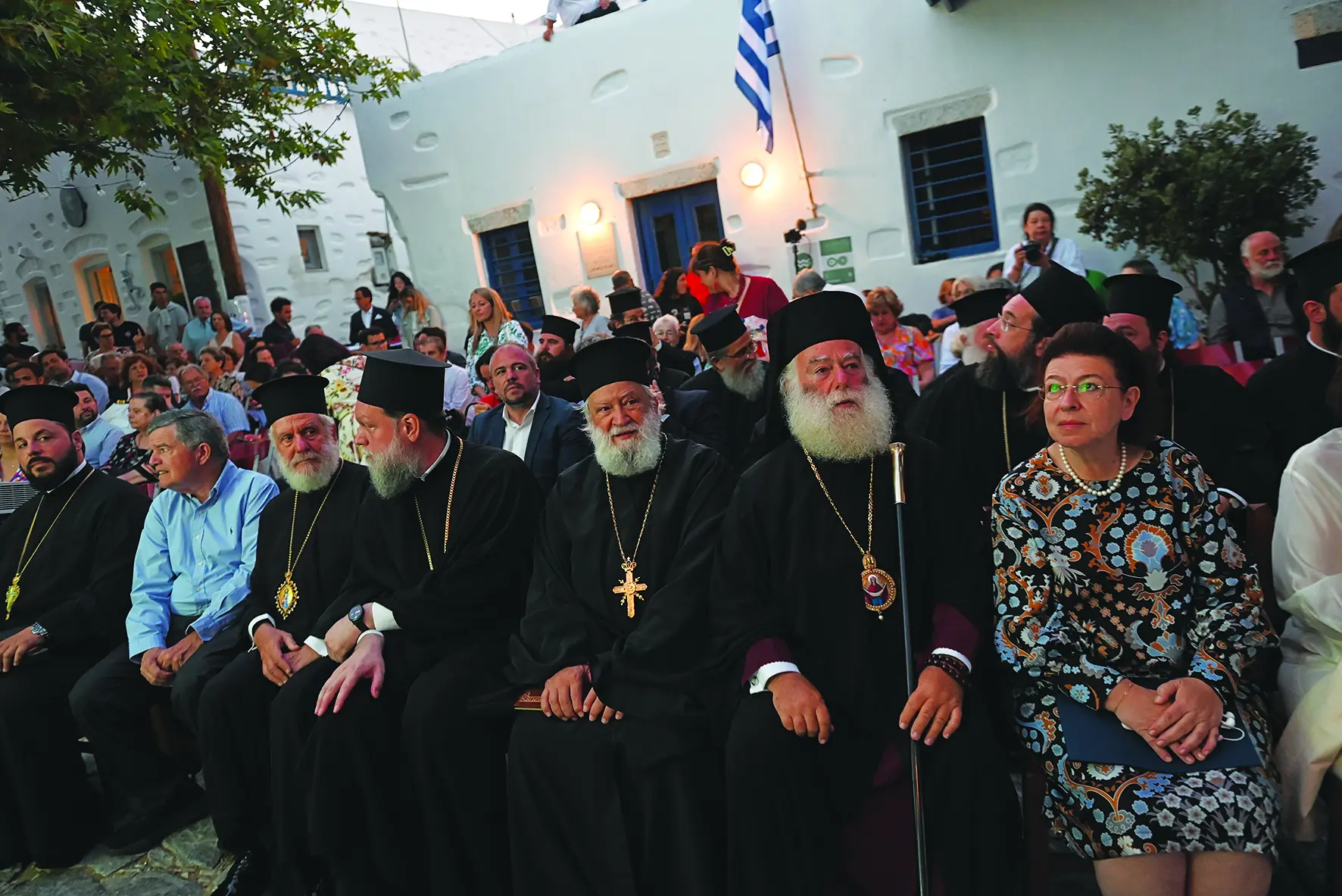 Από αριστερά: ο Μητροπολίτης Σύρου κ. Δωρόθεος, ο Μητροπολίτης Νέας Ιωνίας και Φιλαδελφείας κ. Γαβριήλ, ο π. Θωμάς Συνοδινός, ο Πατριάρχης Αλεξανδρείας και πάσης Αφρικής κ. Θεόδωρος και η υπουργός Πολιτισμού Λίνα Μενδώνη