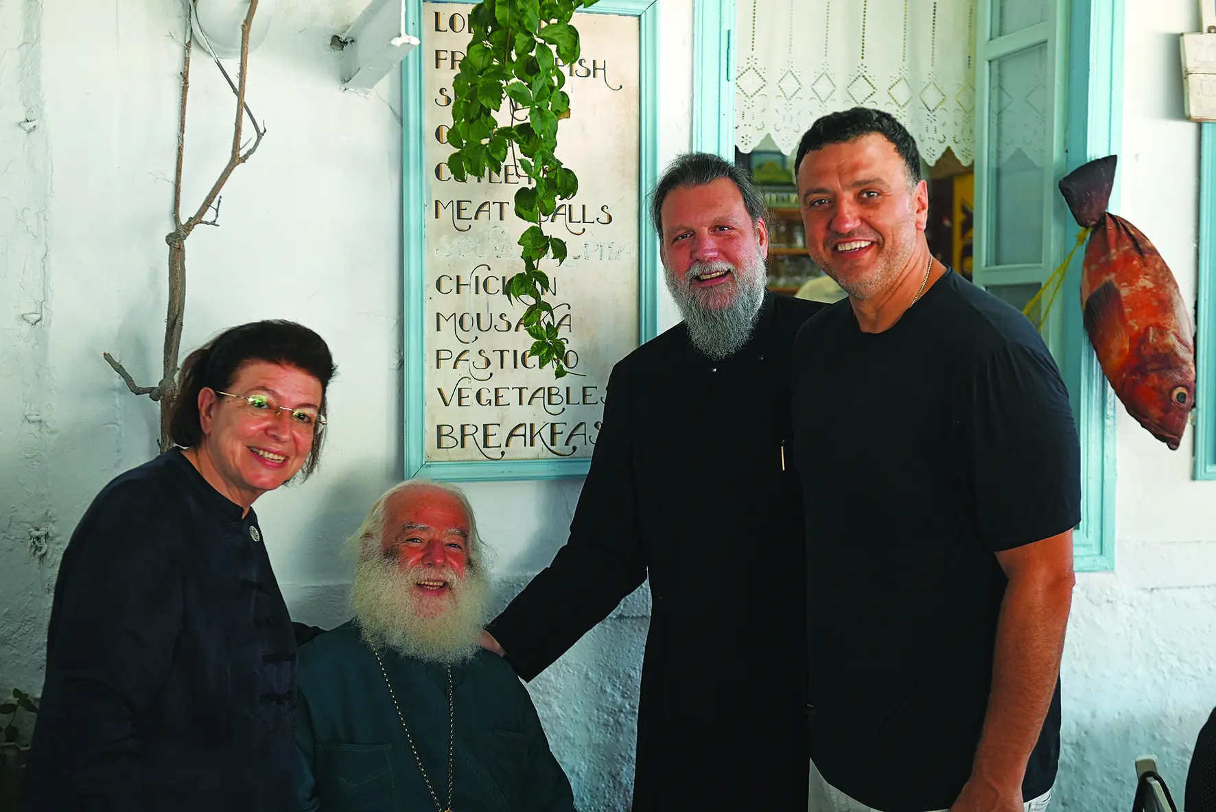 Ο π. Θωμάς Συνοδινός με τη Λίνα Μενδώνη, τον Μητροπολίτη Νέας Ιωνίας και Φιλαδελφείας κ. Γαβριήλ και τον υπουργό Ναυτιλίας και Νησιωτικής Πολιτικής Βασίλη Κικίλια