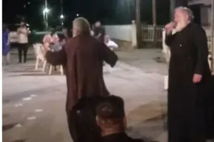 Ιερέας τραγουδά και… ιερέας χορεύει: Viral το «βαρύ» ζεϊμπέκικο σε πανηγύρι στις Σέρρες