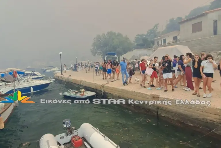 Μεγάλη επιχείρηση εκκένωσης στον Άγιο Βασίλειο Βοιωτίας – Απομακρύνουν πολίτες από τη θάλασσα
