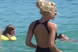Η Τούνη έφερε «τσουνάμι» στην Ψαρρού με το αποκαλυπτικό μαγιό της