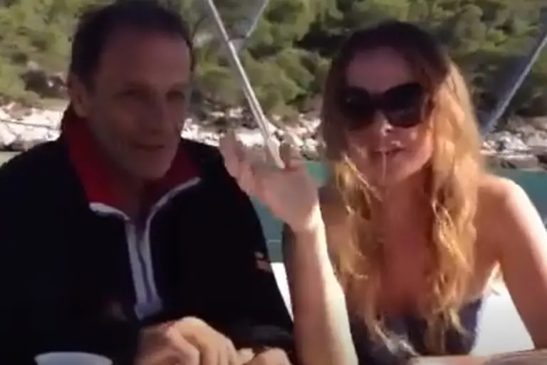 Ηρώ Σαϊα - Σταύρος Ξαρχάκος: Βίντεο από τις πρώτες τους διακοπές – Τραγουδούσαν σε σκάφος