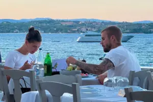 Τζάστιν και Χέιλι Μπίμπερ: Το νέο βίντεο από το σκάφος στις Σπέτσες και η κίνηση που συζητήθηκε
