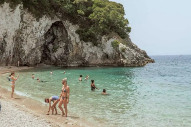 Καιρός: Ηλιοφάνεια και «φρέσκος» βοριάς – Πού θα αγγίξει το θερμόμετρο τους 36 βαθμούς