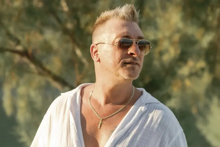 Ο Χρήστος Καρβέλας τραγουδά τον χωρισμό και το αποτέλεσμα καθηλώνει