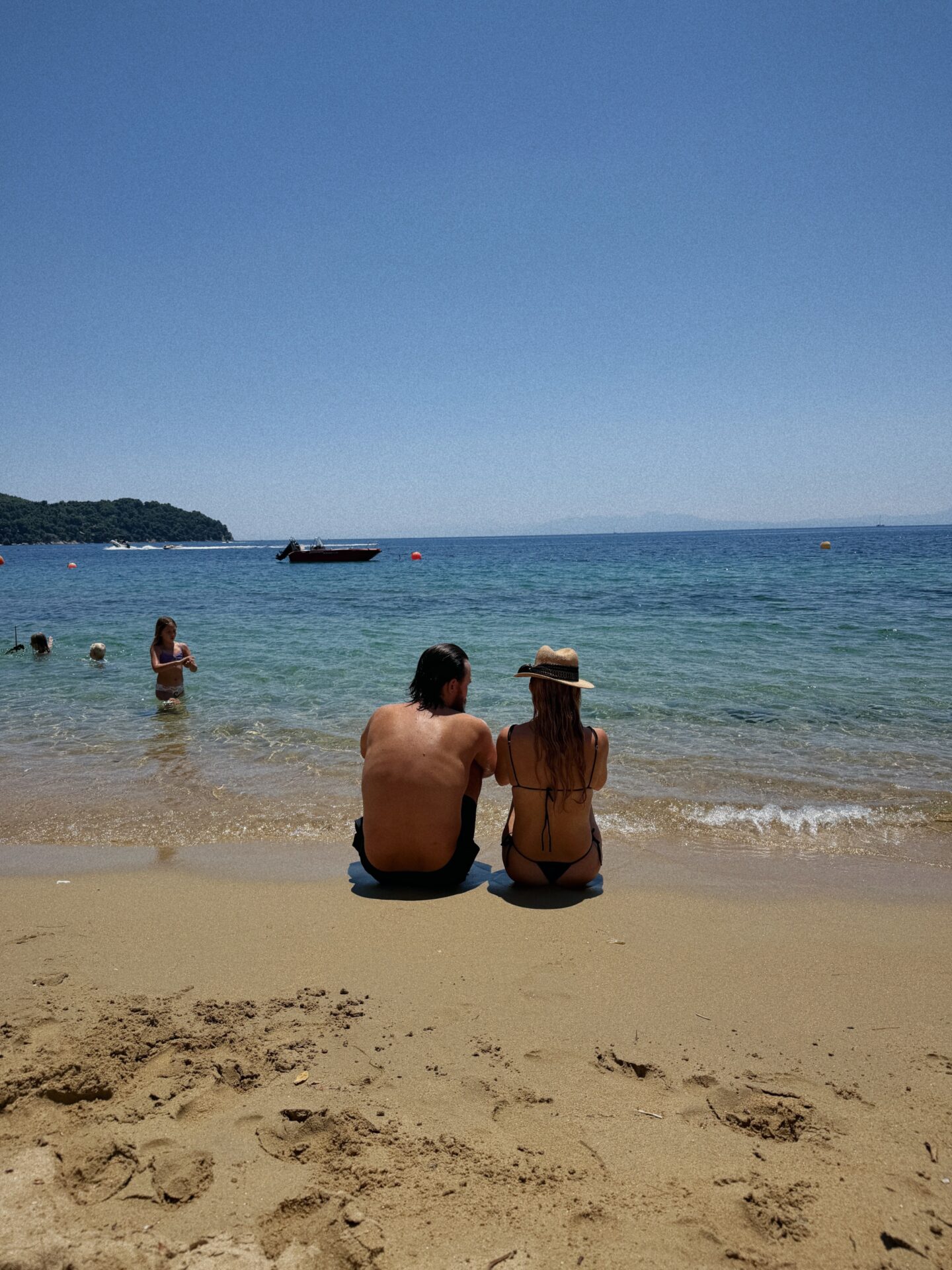Η Κέιτ Χάντσον στη Σκιάθο