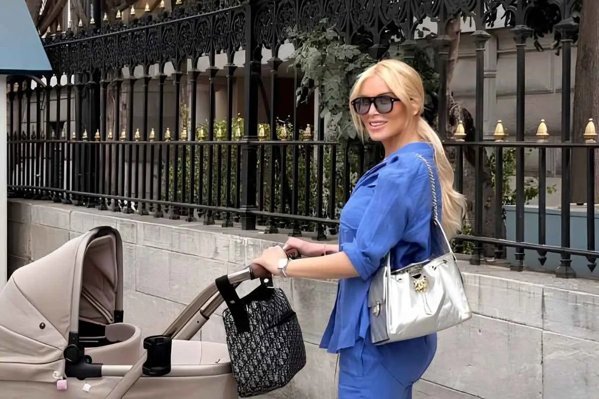 Η παρουσιάστρια δείχνει να απολαμβάνει κάθε στιγμή της μητρότητας