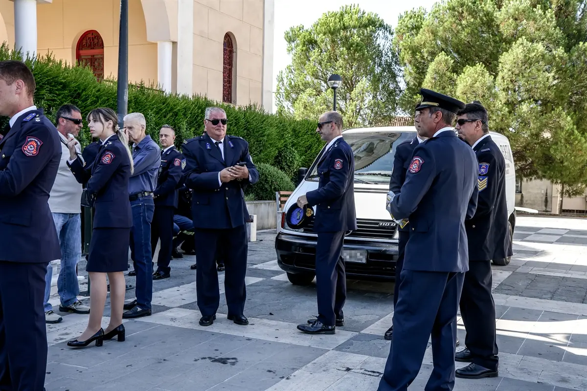 Το τελευταίο αντίο στον πυροσβέστη Κωνσταντίνο Λαιμοδέτη