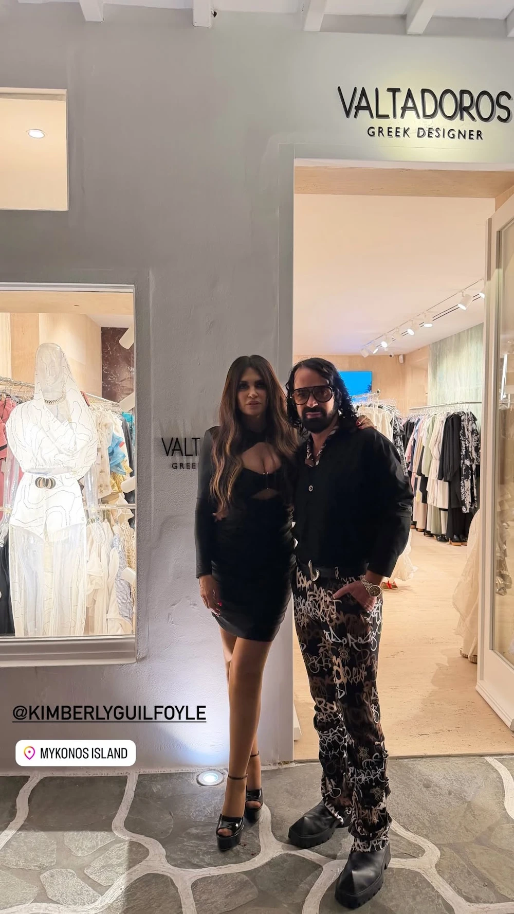 Η Κίμπερλι Γκιλφόιλ φωτογραφήθηκε με τον σχεδιαστή Πάρη Βαλταδόρο στα Ματογιάννια.