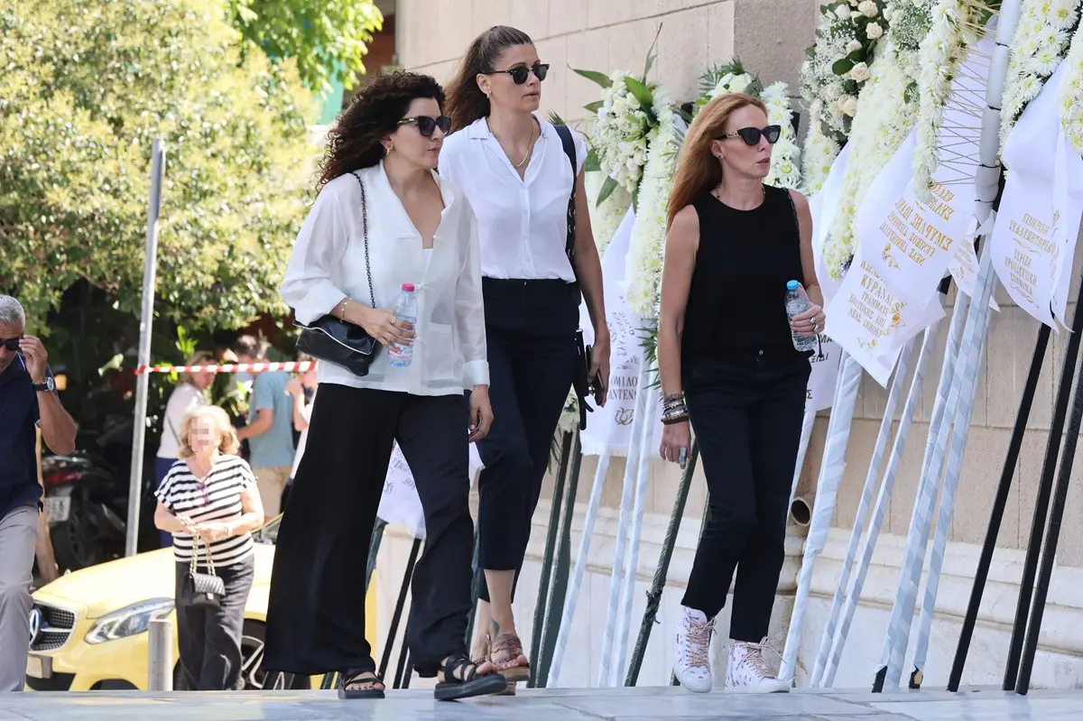 Χρύσα Κλούβα - Άννα Μαρία Παπαχαραλάμπους - Εβελίνα Παπούλια στην κηδεία της Μάρως Κοντού