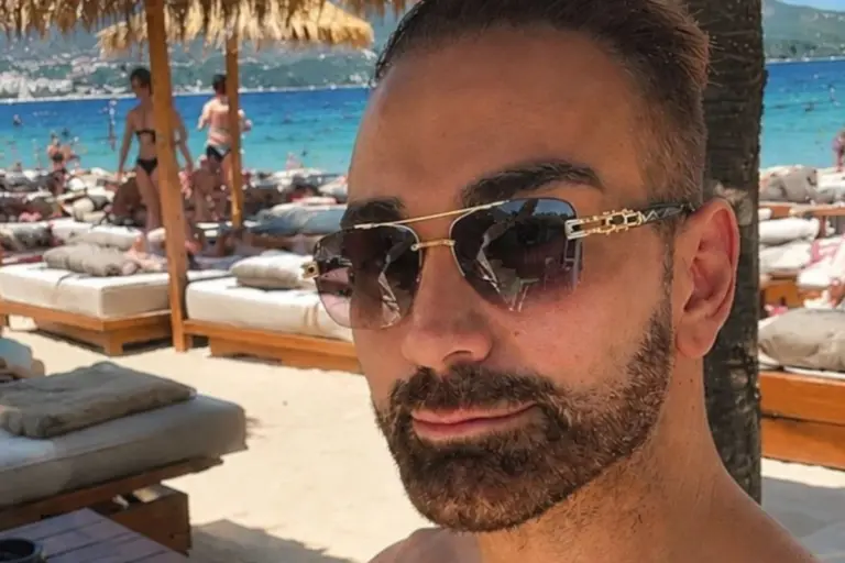 Νίκος Κοκλώνης: Καλοκαιρινή απόδραση στη Μύκονο με αγαπημένη παρέα