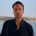 Κωνσταντίνος Αργυρός: Ποζάρει με φόντο τον Βόσπορο μετά τις συναυλίες του