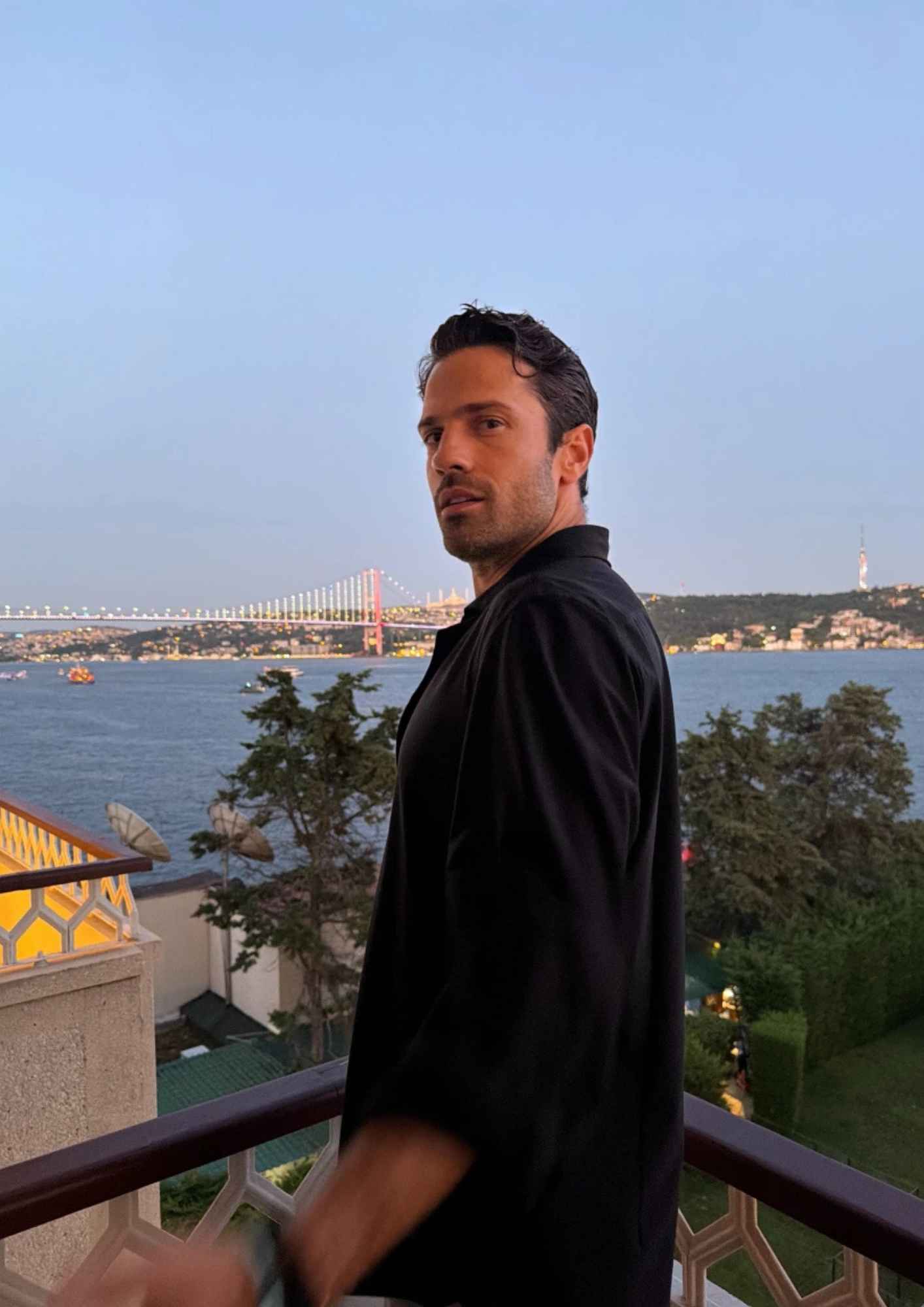 Ο Κωνσταντίνος Αργυρός ποζάρει με φόντο τον Βόσπορο κατά την παραμονή του στην Κωνσταντινούπολη.