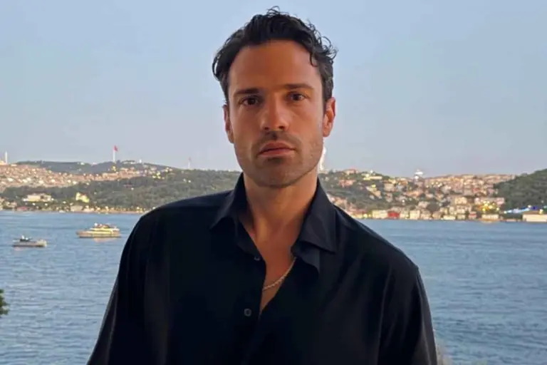 Κωνσταντίνος Αργυρός: Ποζάρει με φόντο τον Βόσπορο μετά τις συναυλίες του