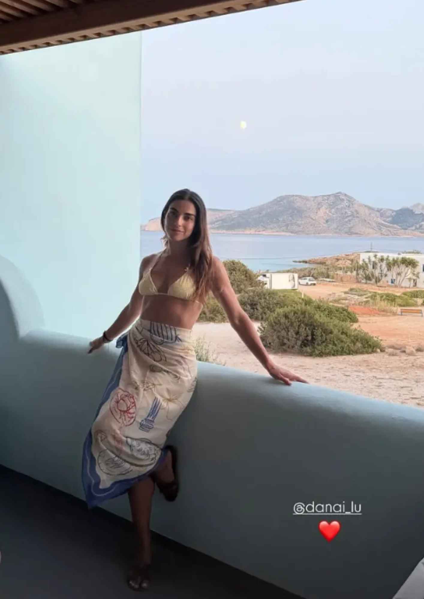 Η Δανάη Βαρθολομάτου πόζαρε με φόντο το φεγγάρι κατά τη διάρκεια των διακοπών τους στα Κουφονήσια