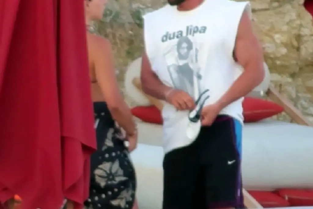 Ο Κωνσταντίνος Βασάλος και η Δανάη Βαρθολομάτου στην παραλία