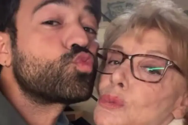 Ανδρέας Γεωργίου: Το συγκινητικό backstage με τη Μάρω Κοντού από τη «Γη της Ελιάς»