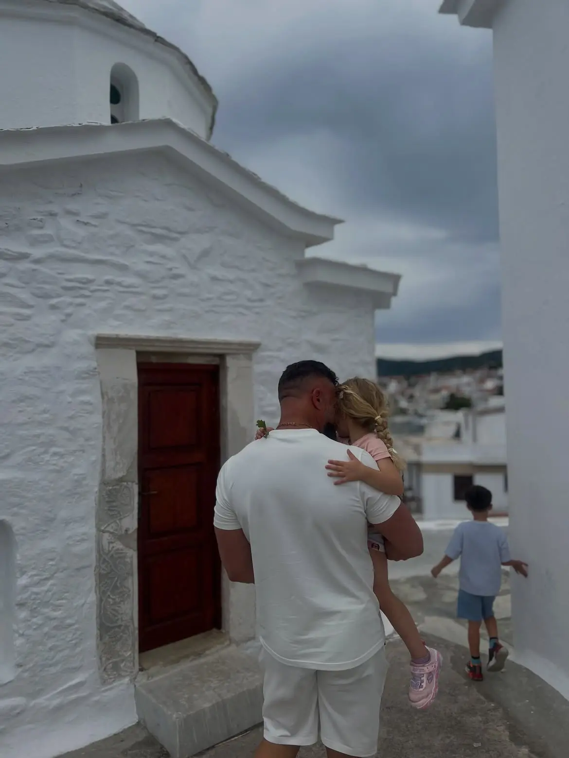 Ο Κώστας Σόμμερ και η Βαλεντίνη Παπαδάκη στη Σκόπελο με τα παιδιά τους