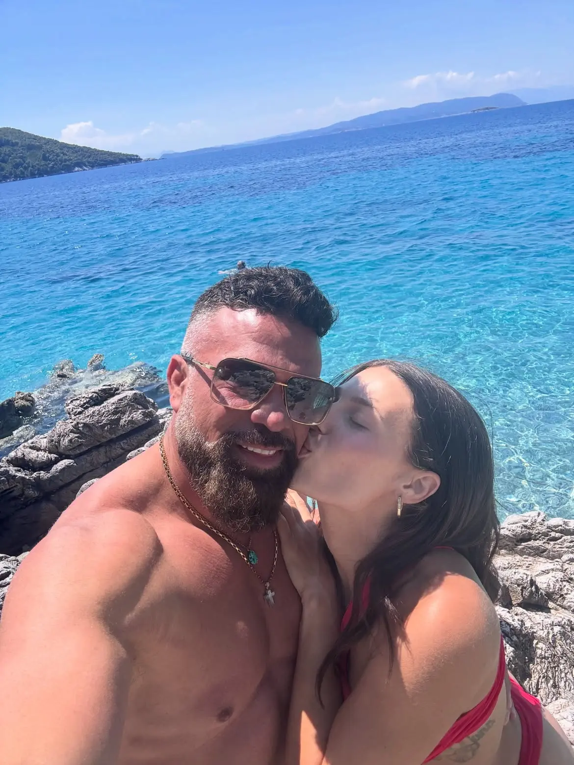 Ο Κώστας Σόμμερ και η Βαλεντίνη Παπαδάκη στη Σκόπελο με τα παιδιά τους