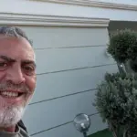 Κούλλης Νικολάου: Γιόρτασε τα 56α γενέθλιά του μέσα στην πισίνα