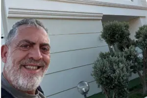 Κούλλης Νικολάου: Γιόρτασε τα 56α γενέθλιά του μέσα στην πισίνα