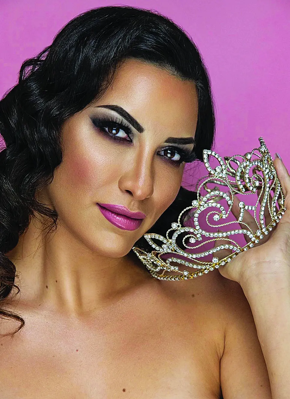 Η Λαμπρινή Τζανιδάκη, που έχει στεφθεί Miss Hellas, ετοιμάζεται να διεκδικήσει τη συμμετοχή της στο «Miss Universe» 2026.