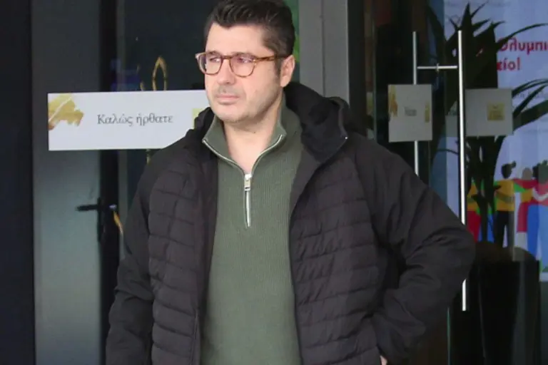 Έξαλλος ο Λάμπρος Κωνσταντάρας με οδηγό που πάρκαρε σε ράμπα αναπήρων