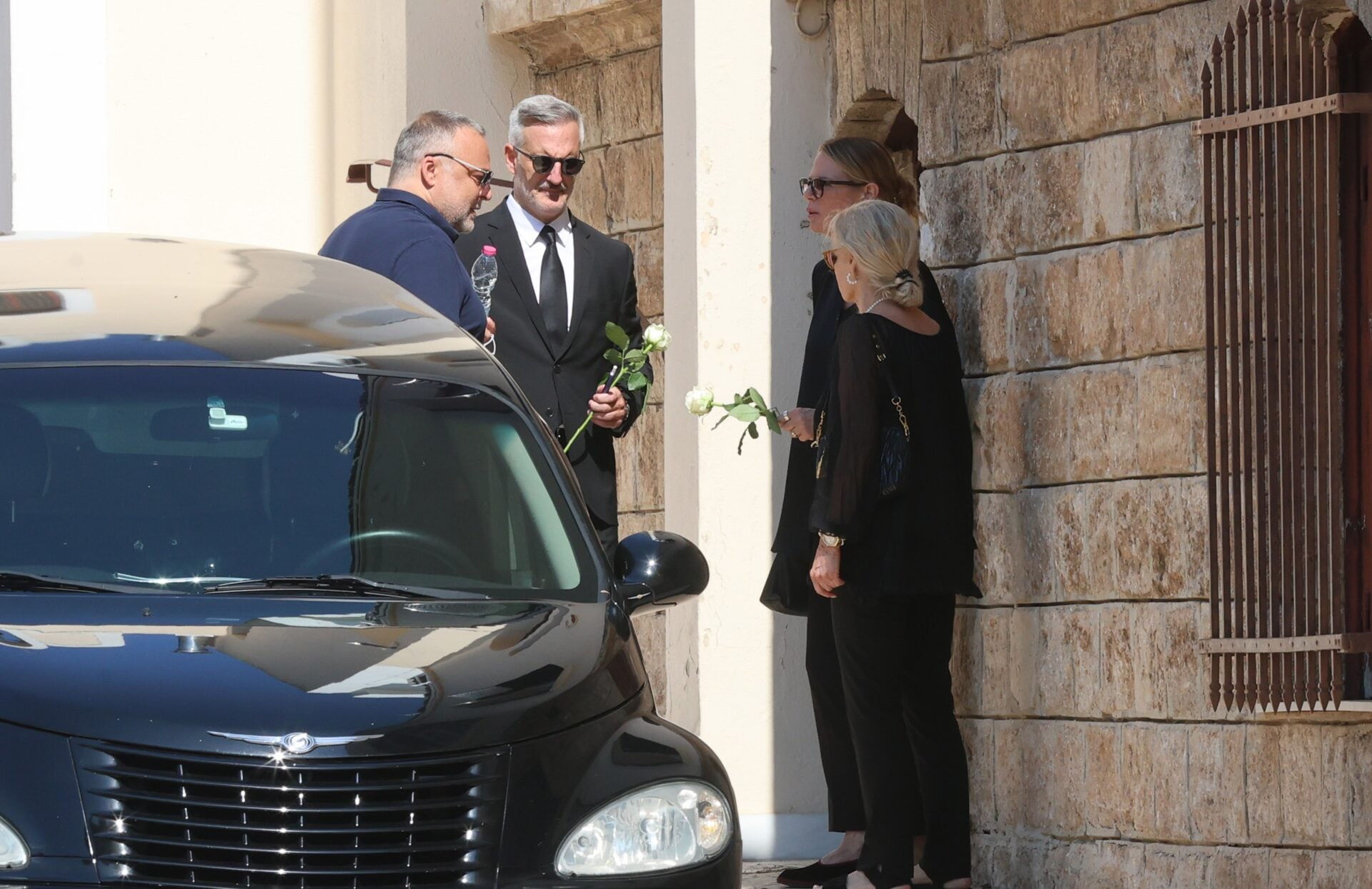 Η Έλενα Κατραβά έφτασε εμφανώς καταβεβλημένη στην εκκλησία για την κηδεία του Λορέντζο Καριέρε. Η Έλενα Κατραβά έφτασε εμφανώς καταβεβλημένη στην εκκλησία για την κηδεία του Λορέντζο Καριέρε.