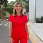 Η Μάρα Ζαχαρέα ποζάρει στα 61 της με μπικίνι στην Πάρο