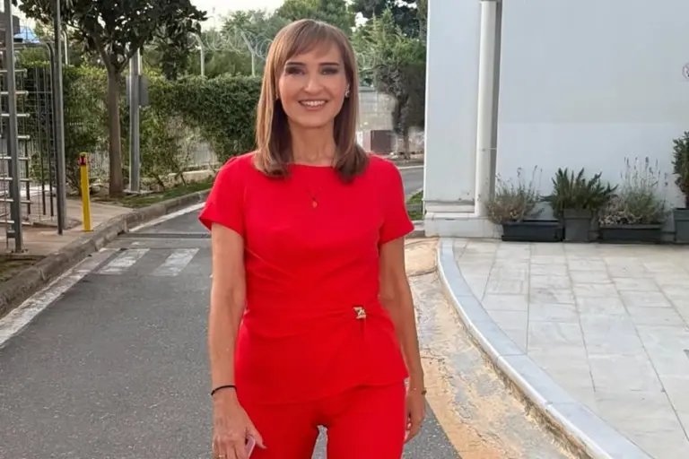 Η Μάρα Ζαχαρέα ποζάρει στα 61 της με μπικίνι στην Πάρο