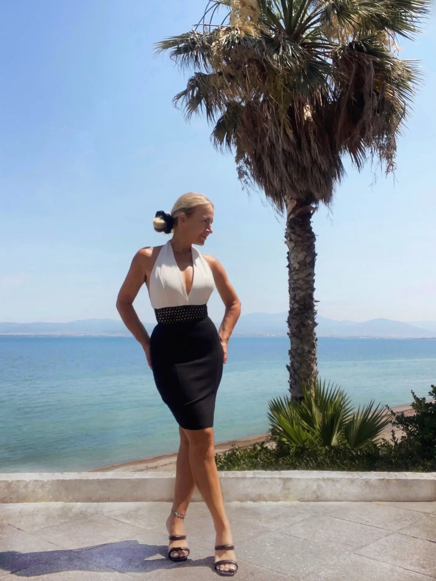 Η Μαρία Ανδρούτσου ποζάρει με κομψό φόρεμα