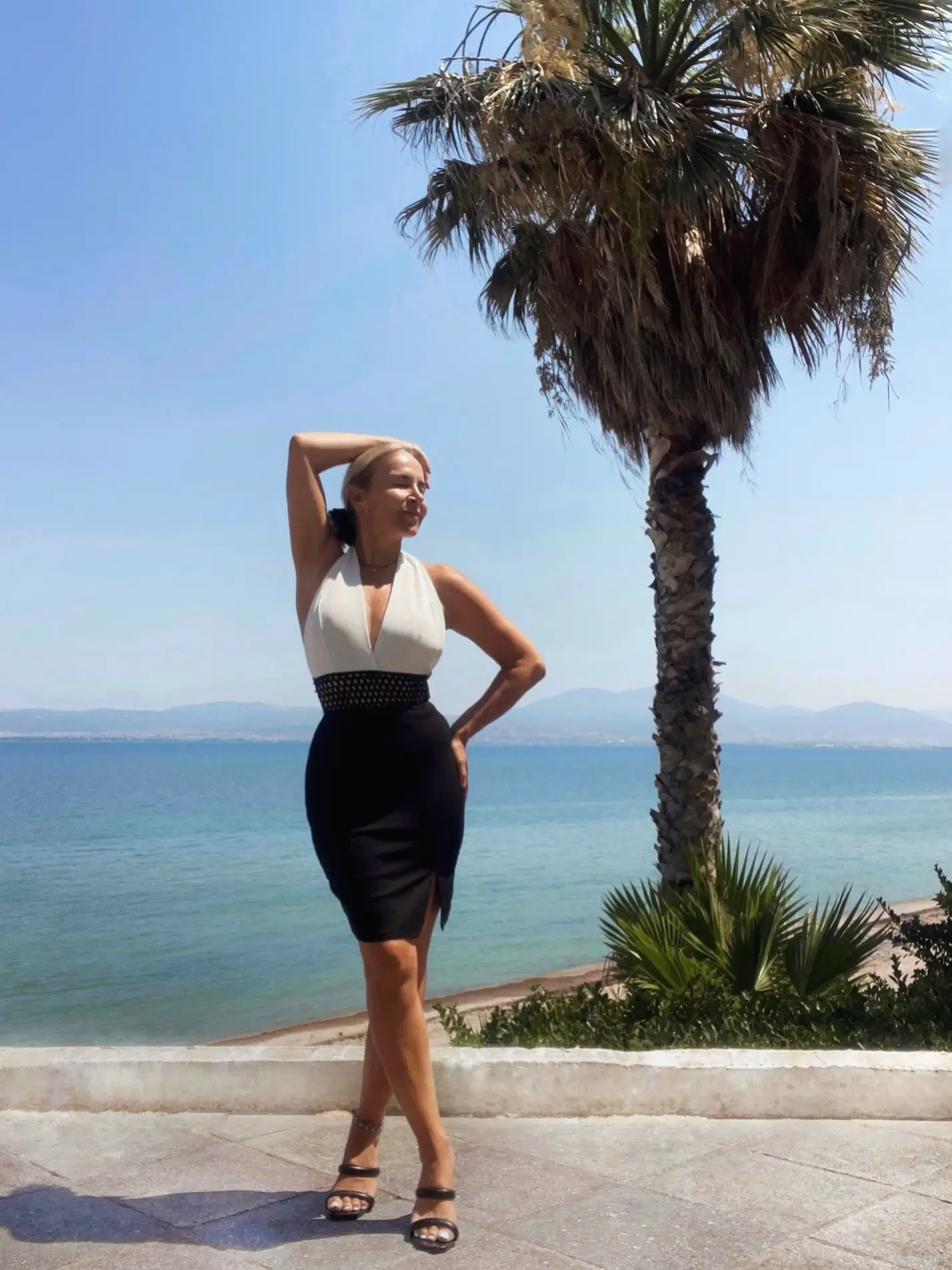 Η Μαρία Ανδρούτσου ποζάρει με κομψό φόρεμα