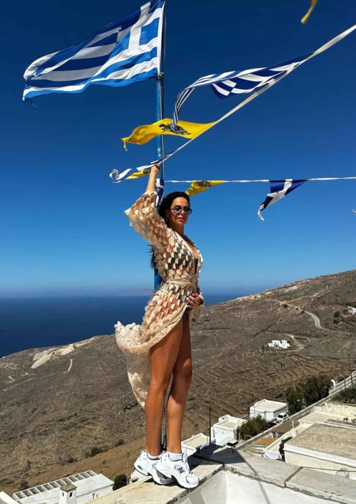 Η Μαρία Αντωνά απολαμβάνει τις καλοκαιρινές διακοπές της στο κυκλαδίτικο νησί.
