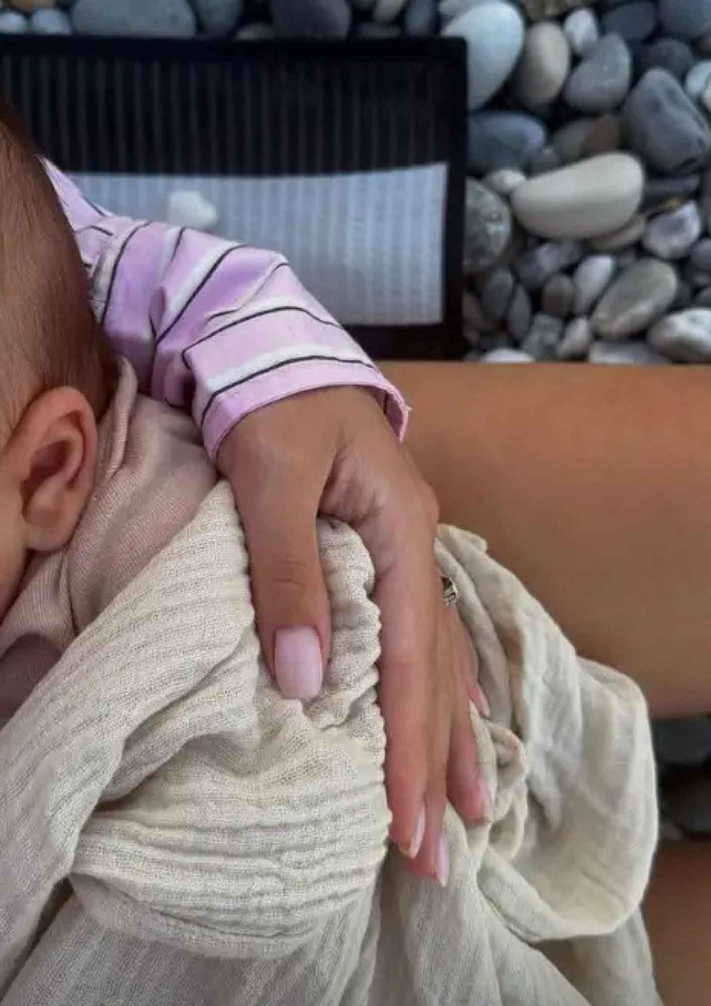 Η Μαριαλένα Ρουμελιώτη αγκαλιά με τον 1,5 μηνών γιο της στην παραλία