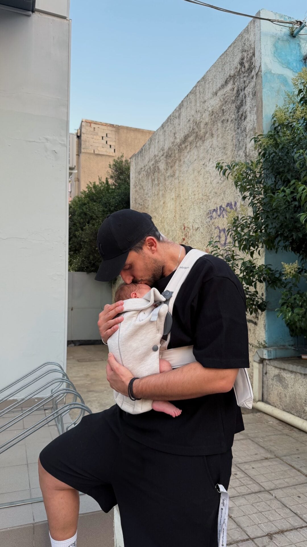 Ο Σάκης Κατσούλης με το μωρό τους